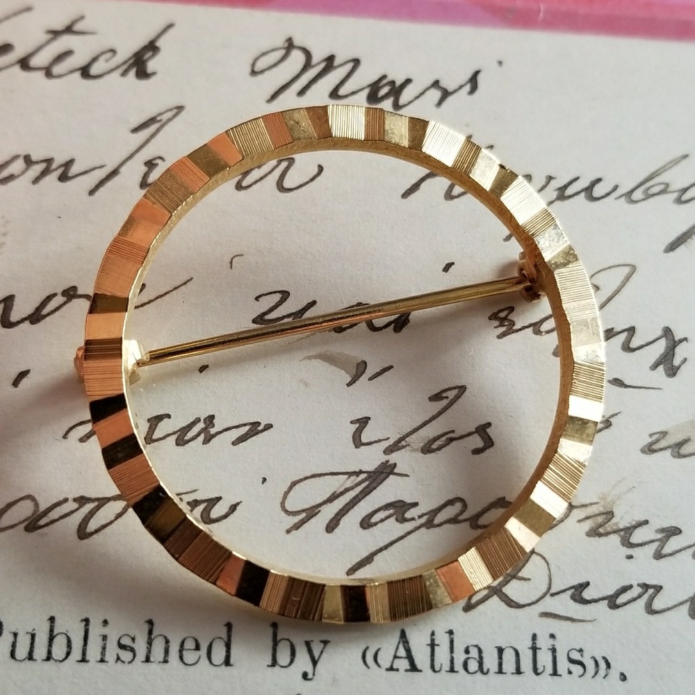 Vintage open circle brooch gold tone pin